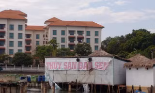 Nhà hàng Ao Sen được dựng khá công phu bằng cọc bê tông kiên cố. Ảnh: M.Đ