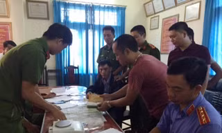 Lực lượng công an kiểm tra tang vật vụ án