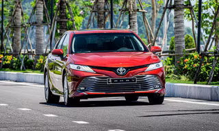 Sedan hạng D: Toyota Camry tiếp tục cho Mazda 6 'hít khói'