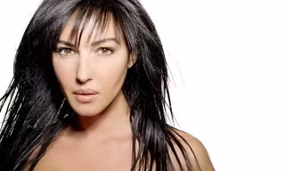 Monica Bellucci khoe ngực trên truyền hình Ý