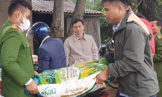 Vụ 'hôi của' xe tải bị lật: Người dân giao nộp 106 bao gạo