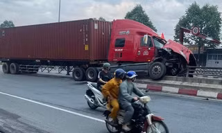 Xe container nằm 'vắt vẻo' trên lan can hầm chui, quốc lộ 51 ùn ứ kéo dài