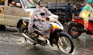 TPHCM mưa dông nhiều nơi, người dân không kịp trở tay