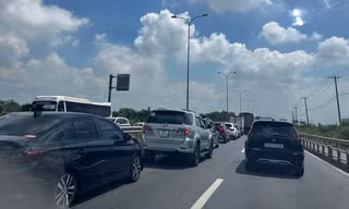 Xe kẹt cứng trên đường dẫn cao tốc TPHCM - Long Thành - Dầu Giây