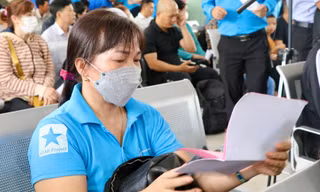 Người phụ nữ 23 năm chưa về quê đón Tết, rưng rưng trong chuyến tàu cuối năm