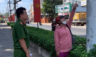 Phạt 1 phụ nữ dán quảng cáo hút hầm cầu ở TP Thủ Đức