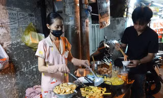 Bị cho nghỉ Tết sớm 1 tháng, công nhân ra chợ bán bột chiên kiếm sống