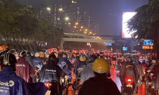 TPHCM: Giao thông nhiều nơi như 'tê liệt', nhiều người 'liều mạng' tìm đường thoát