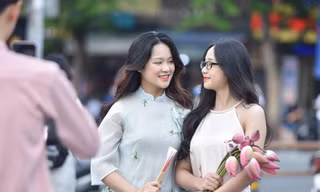 Người dân tận hưởng mùa đẹp nhất trong năm ở TPHCM