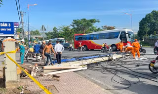Container kéo sập trụ điện trước bệnh viện, một bé gái nhập viện