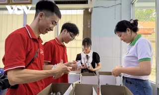 Nhân viên y tế TPHCM miệt mài đóng thuốc gửi người dân vùng bão lũ