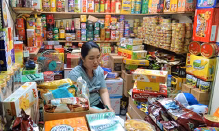 Tiểu thương chợ bánh kẹo khóc nghẹn vì hết thời thu 200 triệu đồng/ngày tết