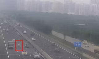 Xe máy lao như tên bắn ở làn 120km/h cao tốc Hà Nội - Hải Phòng