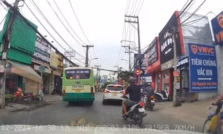 Sa thải tài xế xe buýt vượt đèn đỏ ở TPHCM