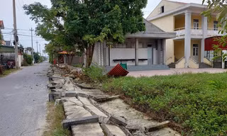 Hàng rào trường học ở Quảng Bình bất ngờ đổ sập