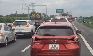 Kẹt xe kinh hoàng trên tuyến cao tốc TPHCM - Long Thành và Quốc lộ 51