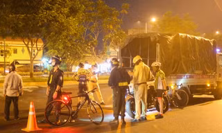Thấy chốt CSGT, hàng chục người khiêng xe qua lươn, tháo chạy ngược chiều trên đường cấm