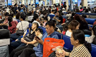 Sân bay Tân Sơn Nhất, cửa ngõ TPHCM kẹt cứng