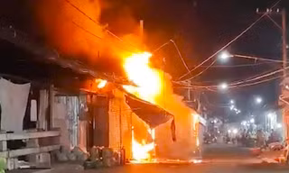 Cháy lớn kèm tiếng nổ tại khu phố ở Đồng Nai