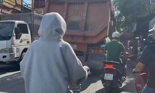 Cận cảnh xe ben tải trọng lớn lưu thông vào đường cấm, giờ cấm ở TPHCM