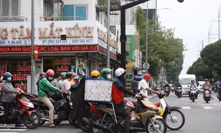Xe máy, ô tô 'làm mưa làm gió' trên đường phố TPHCM