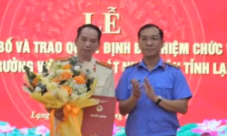 Ông Vũ Thanh Lịch, tân Phó Viện trưởng Viện KSND tỉnh Lạng Sơn nhận Quyết định và hoa chúc mừng.
