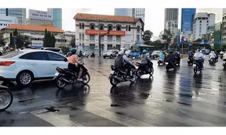 'Mưa vàng' ở TPHCM vào sáng sớm, nhiều người bị té ngã