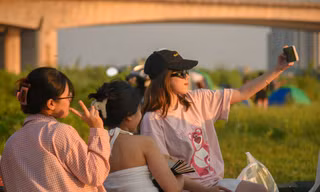 Giới trẻ đổ về chân cầu Vĩnh Tuy cắm trại, chờ 'săn' hoàng hôn trên sông Hồng