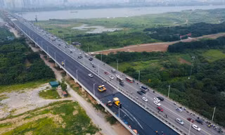 Hàng trăm công nhân đội nắng, trải thảm nhựa thi công cầu Vĩnh Tuy giai đoạn 2