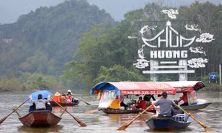 Khách thập phương đội mưa rét đi thuyền trên suối Yến vào Chùa Hương 