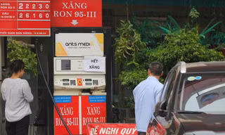 Hà Nội: Nhiều điểm bán treo biển hết xăng, đang sửa chữa
