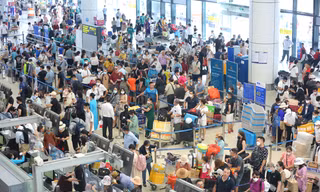 Cao điểm mùa du lịch, 'biển người' chen chân làm thủ tục tại sân bay Nội Bài