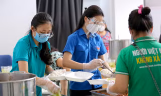Những căn bếp ấm áp tình người giữa mùa dịch tại Hà Nội