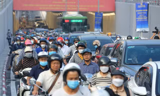 Hầm chui Lê Văn Lương vừa thông xe đã ùn ứ kéo dài