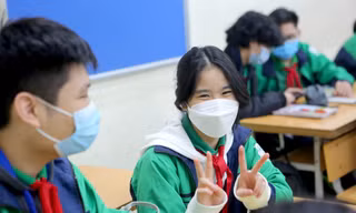 Học sinh Hà Nội hân hoan trong ngày đầu trở lại trường học trực tiếp