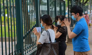 Hàng trăm sĩ tử đến Văn Miếu vái vọng cầu may trước ngày thi tốt nghiệp THPT
