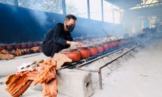 Làng Vũ Đại rực lửa vụ Tết, đeo kính bơi kho cá thâu đêm 