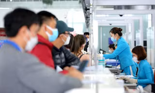 Ga quốc tế Nội Bài tấp nập khách trong ngày mở lại toàn bộ đường bay