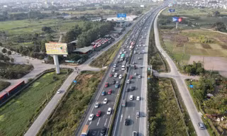 26 Tết, bến xe Hà Nội vẫn vắng, cửa ngõ tiếp tục ùn tắc