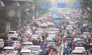 Nồm ẩm, trời mù kèm mưa khiến giao thông Hà Nội rối loạn
