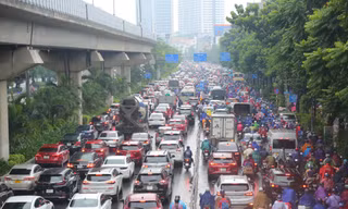 Người Hà Nội chật vật đi làm trong cơn mưa tầm tã