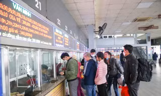 27 tháng Chạp, bến xe Hà Nội tăng nhiệt, nhộn nhịp khách về quê