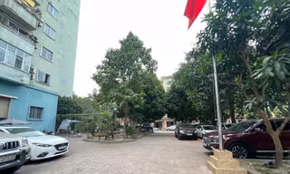 Hà Nội: Người đàn ông bị hai tên cướp áp sát giật iPhone 15 Promax ngay bốt bảo vệ chung cư