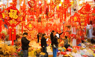 Phố Hàng Mã rực đỏ đón Tết nguyên đán Ất Tỵ