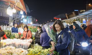 Đêm không ngủ ở chợ hoa lớn nhất Hà Nội giáp Tết