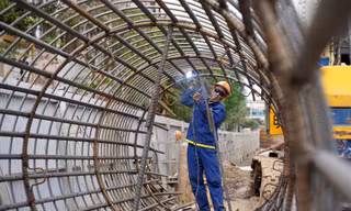 Nhìn gần công nhân thi công cầu vượt hình chữ C trị giá 150 tỷ đồng đầu tiên ở Hà Nội