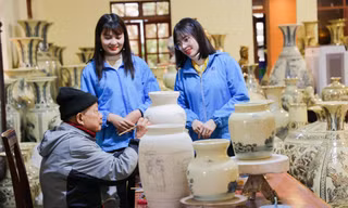 Nghệ nhân già tâm huyết với truyền thống tạo dáng linh vật rồng phục vụ Tết Giáp Thìn