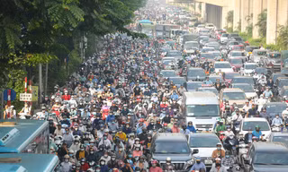 Cảnh ùn tắc kéo dài vẫn diễn ra sau khi phân làn đường Nguyễn Trãi