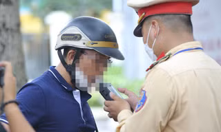 Hà Nội: Cảnh sát giao thông mạnh tay với 'ma men' 