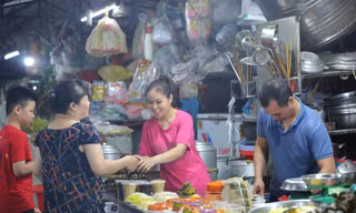 Người dân Thủ đô tất bật đi chợ mua sắm đón Tết Đoan Ngọ từ sáng sớm